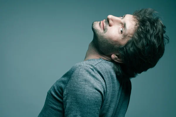 Retrato de un modelo guapo de moda en suéter gris (pullov —  Fotos de Stock