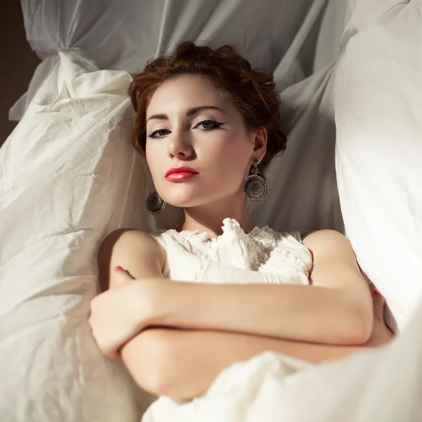 Retrato vintage de una hermosa reina como chica en el dormitorio. Retorno —  Fotos de Stock