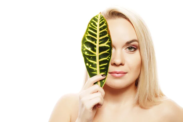 Retrato de uma mulher de spa. Menina loira bonita após o banho se esconde — Fotografia de Stock