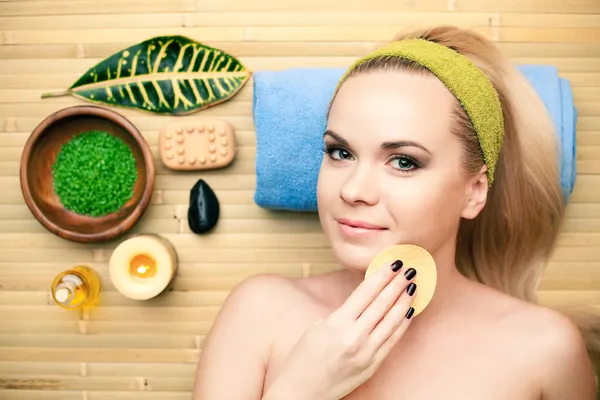 Hermosa joven en un salón de spa. Piel perfecta. Cuidado de la piel. Yo... —  Fotos de Stock