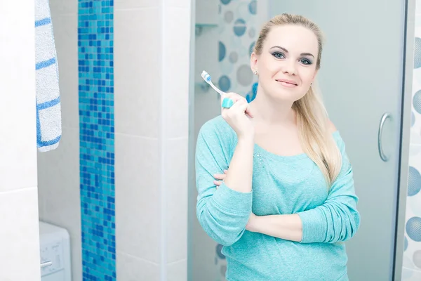 Bella signora incinta in possesso di spazzolino da denti e sorridente nel suo mo — Foto Stock