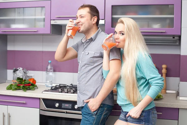 Portrait of a cute young couple preparing drinking fresh citrus — Stock Photo, Image