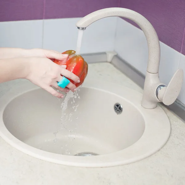 Schöne weibliche Hände mit modischen blauen Ring Waschen rot pe — Stockfoto