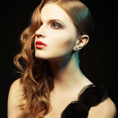 mükemmel makyaj Siyah elbisenin içinde poz ile göz alıcı zencefil kız