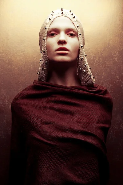 Kunst-Mode-Porträt einer glamourösen Königin-Kriegerin in goldenem Umhang Stockbild