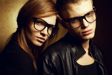 çok güzel kızıl saçlı moda İkizler siyah giysiler w portresi