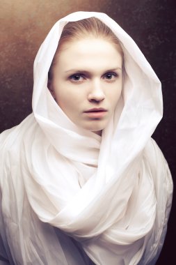 duygusal portre beyaz güzel bir bakire. Stüdyo vurdu