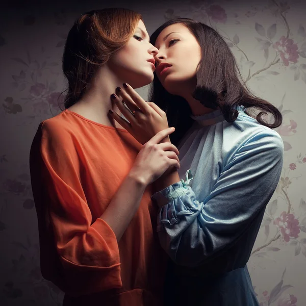 Portrét dvou úžasné přítelkyně v modré a oranžové šaty — Stock fotografie