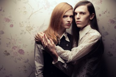 Güzel vintage tarzı uzun saçlı portre: eller