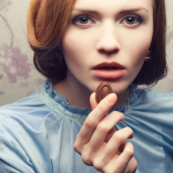 Vintage portrait of a glamorous red-haired (ginger) girl in blue — Stock Photo, Image