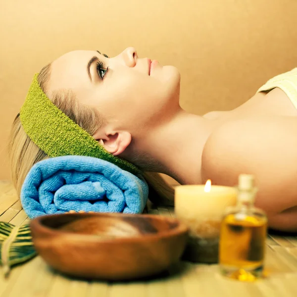 Beautiful young woman at a spa salon. Perfect Skin. Skincare. Yo — Stock Photo, Image