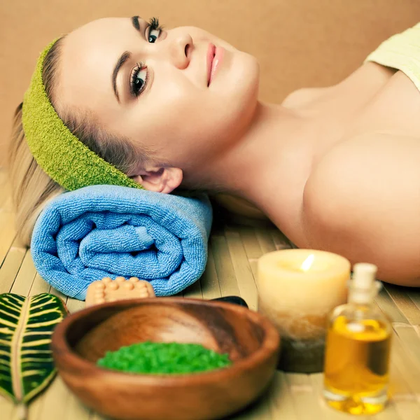 Mooie jonge vrouw op een spa salon. perfecte huid. huidverzorging. yo — Stockfoto