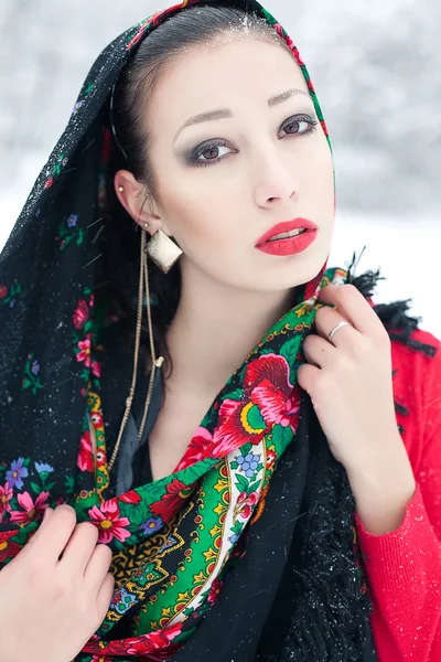 Wintermädchen in roter Strickjacke mit russischem Halstuch und Luxusfas — Stockfoto