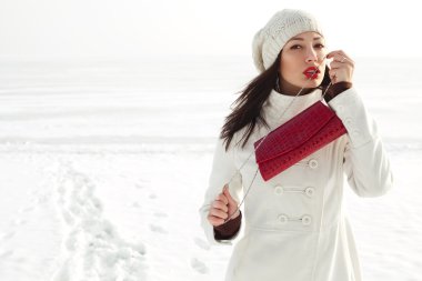 emotionele profiel portret van een modieuze model in witte jas een