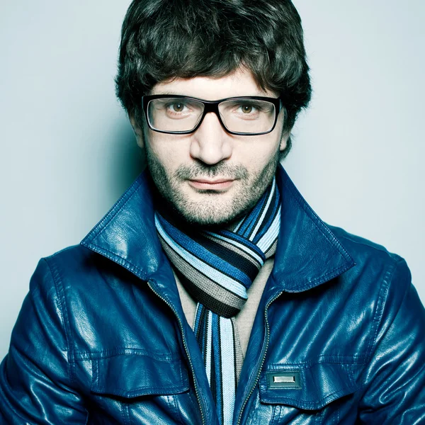 Retrato de um homem bonito na moda em jaqueta azul com tira — Fotografia de Stock