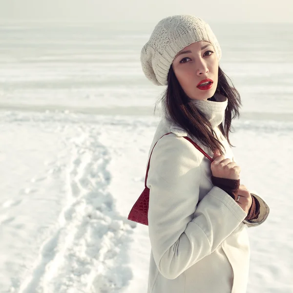 Ritratto di un modello alla moda in cappotto bianco e berretto — Foto Stock