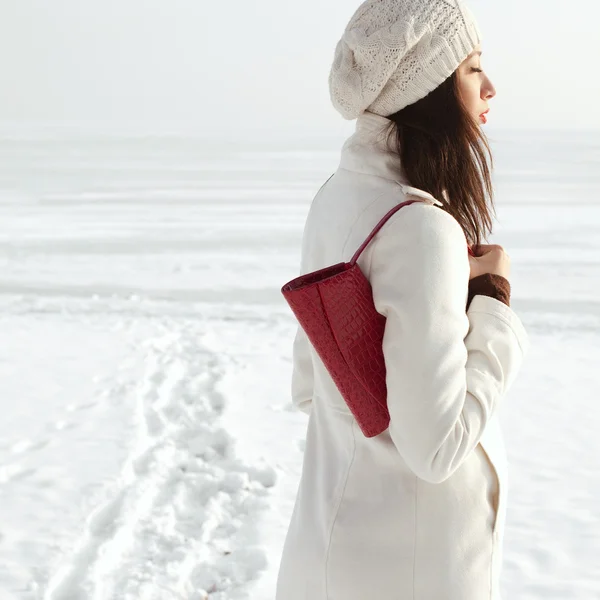 Profilo emotivo ritratto di un modello alla moda in cappotto bianco un — Foto Stock