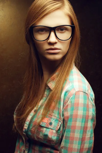 Portrait d'une jeune belle rousse portant des lunettes tendance — Photo