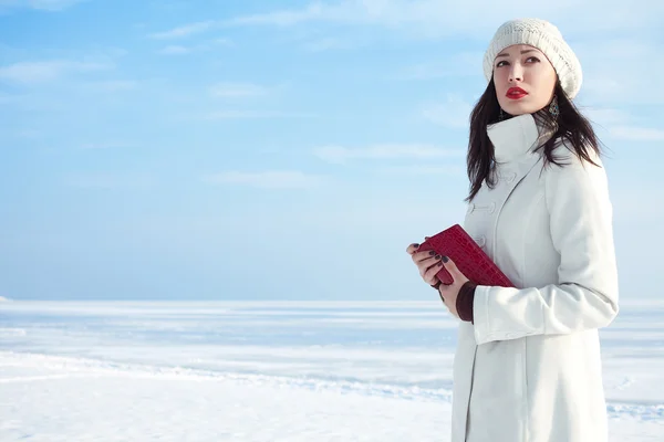 Портрет модной модели в белом пальто и берете — стоковое фото
