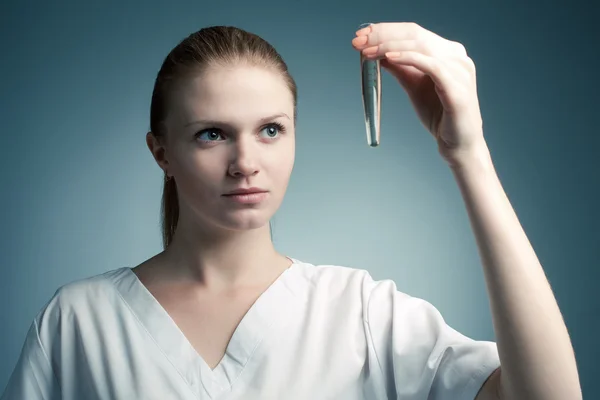 Retrato de uma jovem mulher médica sorridente (estudante) holdi — Fotografia de Stock