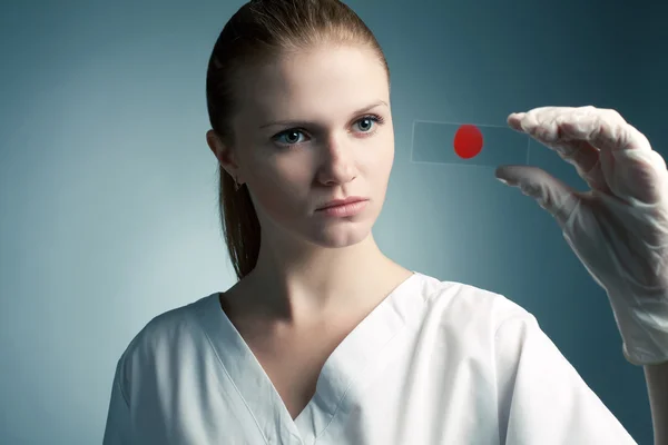 Portrait of a young medical doctor woman (student) holding and l — Stock Photo, Image