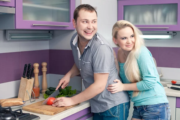 Retrato de um casal romântico moderno preparando uma refeição (vegetal — Fotografia de Stock