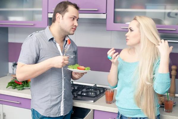 Portrait of a cute young couple eating fresh vegetable salad at — Stock Photo, Image