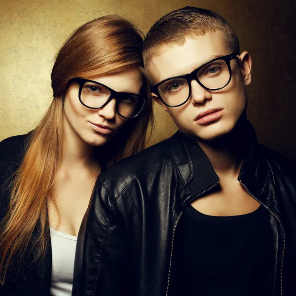 Retrato de gemelos de moda de pelo rojo magnífico en ropa negra w —  Fotos de Stock