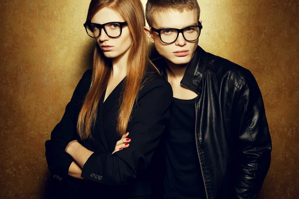 Porträt wunderschöner rothaariger Mode-Zwillinge in schwarzer Kleidung — Stockfoto