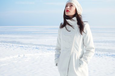 duygusal portre moda model Beyaz önlük ve bere