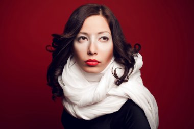 arty makyaj ve vapory w ile güzel bir esmer portresi