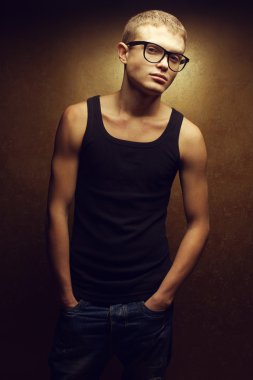 son moda gözlük takan ve poz sıradan bir genç adam portresi