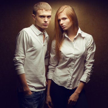 İki güzel kızıl saçlı (zencefil) moda ikiz wh portresi