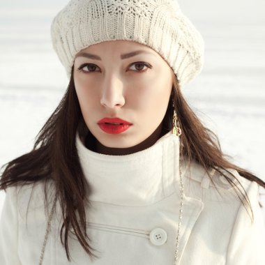 duygusal portre moda model Beyaz önlük ve bere