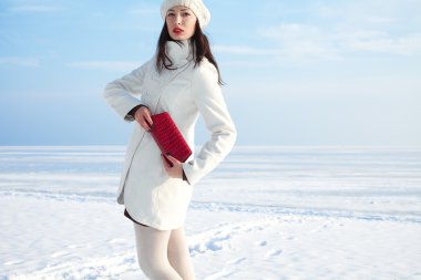 Beyaz önlük ve bere holding şık bir model portresi