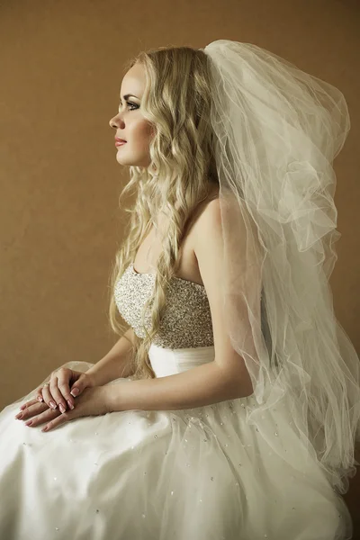 Portrait of a beautiful blonde bride over wooden background. day — Stock Photo, Image