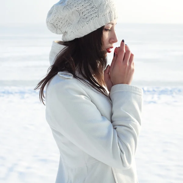 Wzruszający portret model modne w biały płaszcz i beret — Zdjęcie stockowe