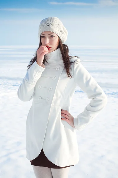 Retrato emocional de um modelo elegante em casaco branco e boina — Fotografia de Stock