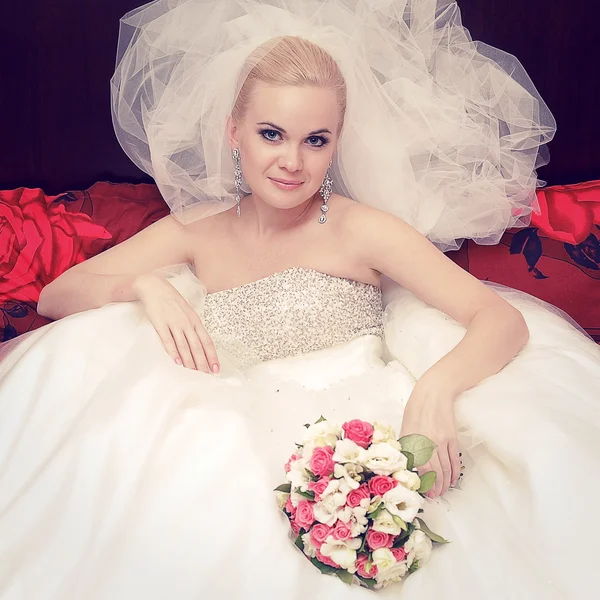 Портрет красивой блондинки невесты с большой паром вуаль и — стоковое фото