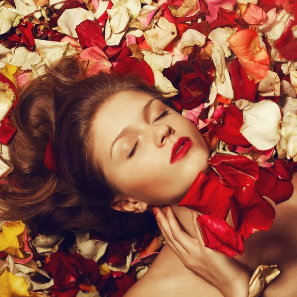 Портрет модной рыжеволосой (рыжей) модели с сексуальным ре — стоковое фото