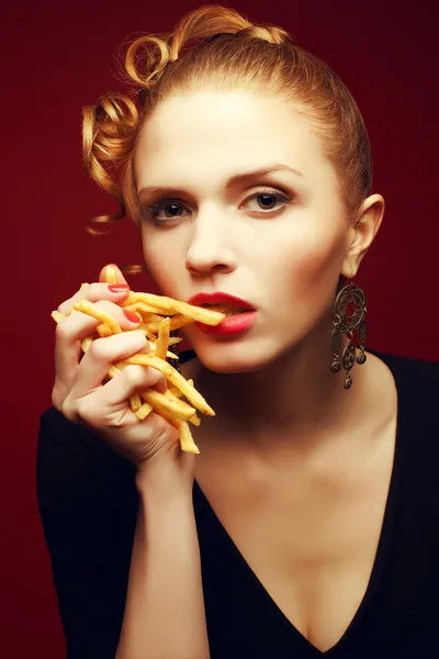 Comer insalubre. Concepto de comida chatarra. El retrato de la moda usted — Foto de Stock