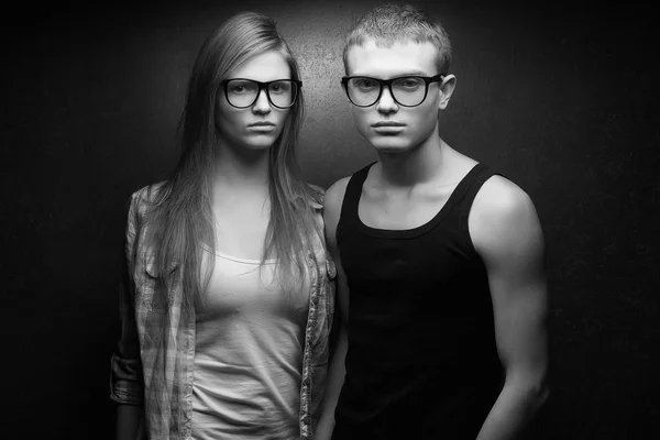 Retrato de lindos gêmeos de moda ruiva em camisas casuais w — Fotografia de Stock