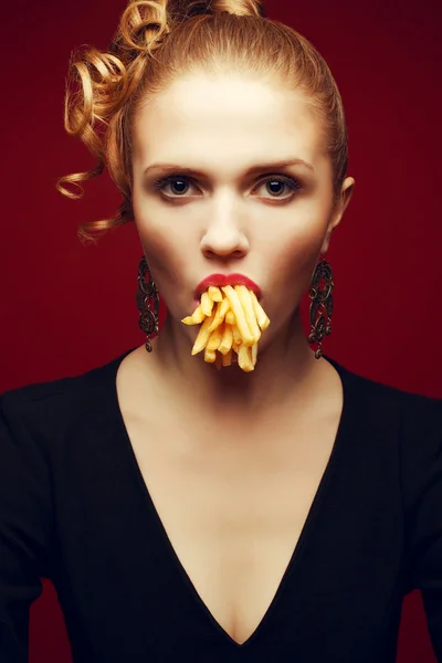 Unhealthy eating. Junk food concept. Arty portrait of fashionabl — Stock Photo, Image