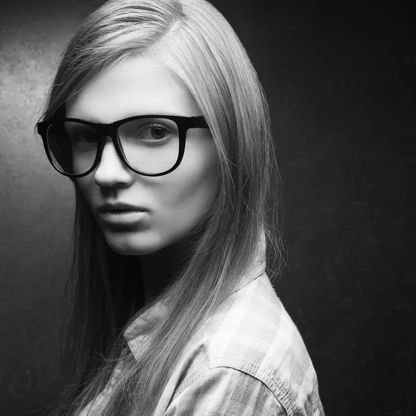 Portrét mladé krásná blondýna model nosit módní glasse — Stock fotografie