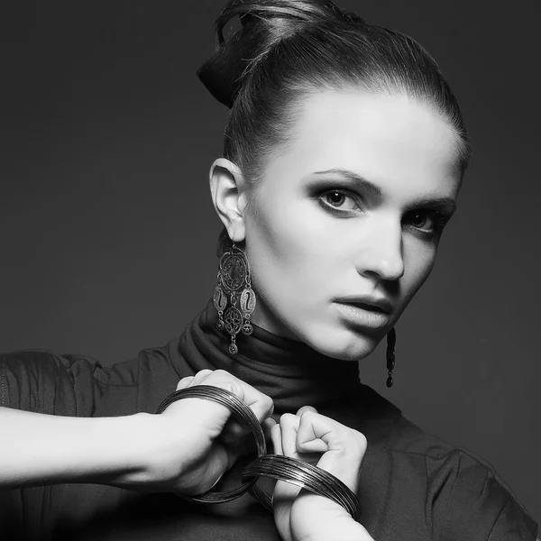 Retrato de uma bela jovem loira em vestido cinza usando pulso — Fotografia de Stock