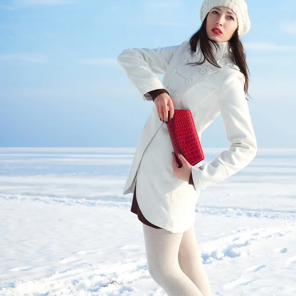 Portrait d'un modèle à la mode en manteau blanc et béret tenant — Photo