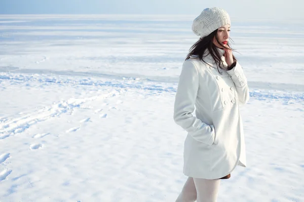 Ritratto emotivo di un modello alla moda in cappotto bianco e basco — Foto Stock