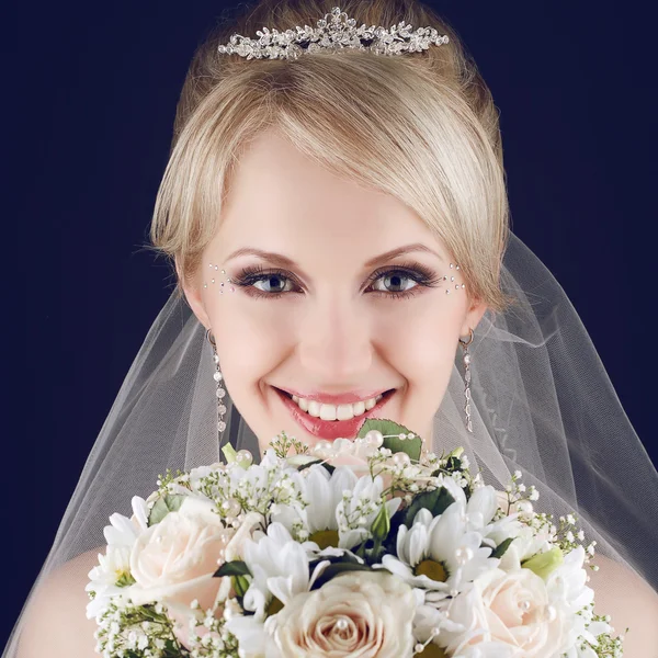 Portrait of a gorgeous blonde bride with splendid shiny smile ho — Stock Photo, Image