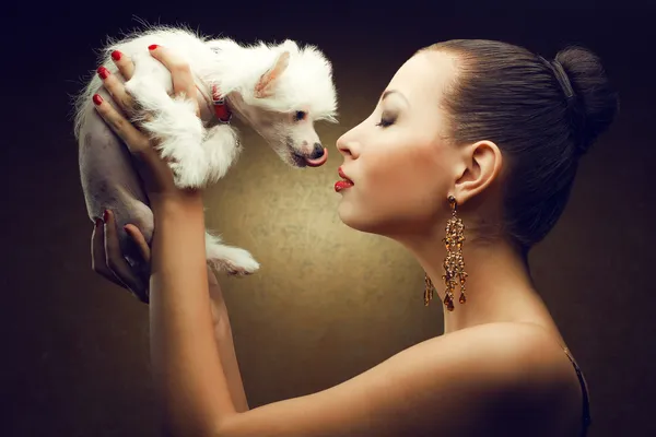 Retrato de dos amigos jugando: modelo de moda con sexy rojo —  Fotos de Stock