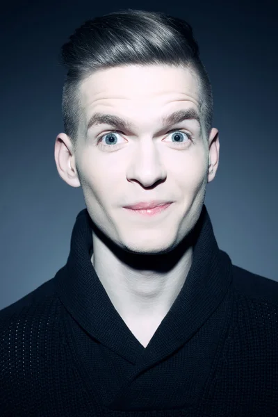 Retrato de moda de un hombre joven y guapo sonriente y elegante pos — Foto de Stock